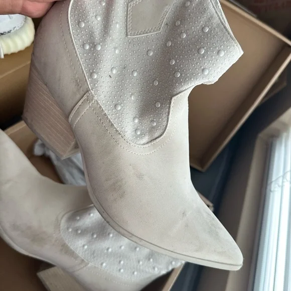 Elegant White Ankle Boots - Picture 2 of 8